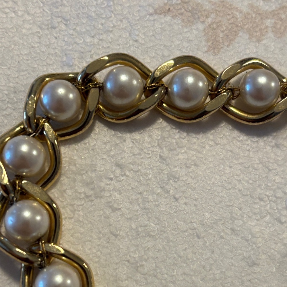 Elegant Gold and Pearl bracelet and earrings set - Picture 3 of 6